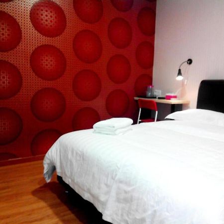Hotel Zamburger Enstek Sepang Buitenkant foto