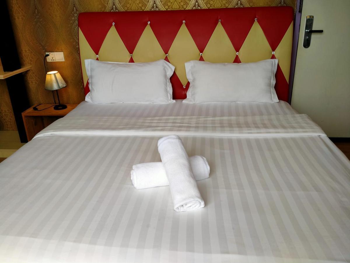Hotel Zamburger Enstek Sepang Buitenkant foto