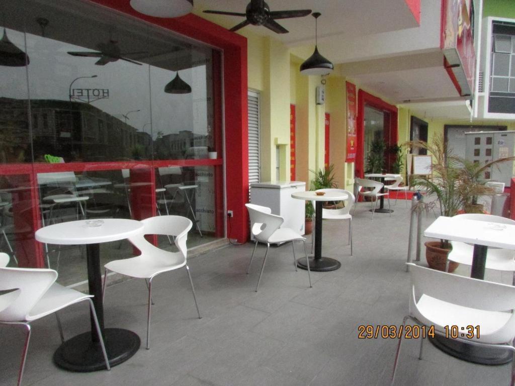 Hotel Zamburger Enstek Sepang Buitenkant foto