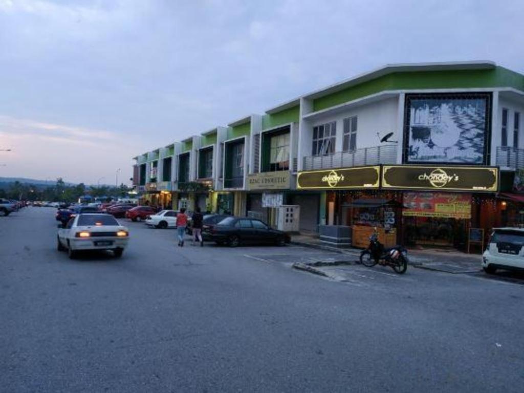 Hotel Zamburger Enstek Sepang Buitenkant foto