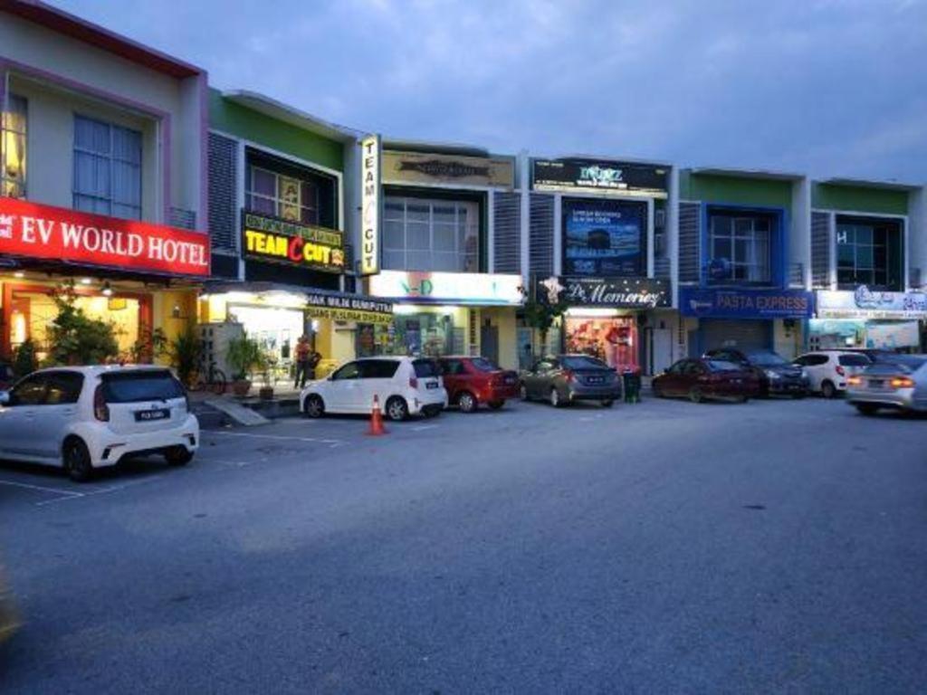 Hotel Zamburger Enstek Sepang Buitenkant foto