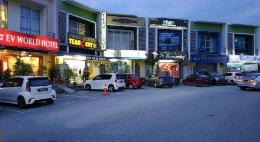 Hotel Zamburger Enstek Sepang Buitenkant foto