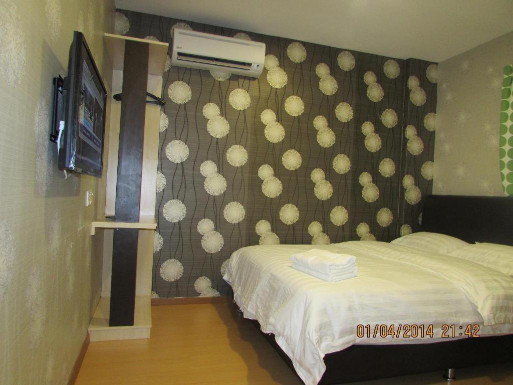 Hotel Zamburger Enstek Sepang Buitenkant foto