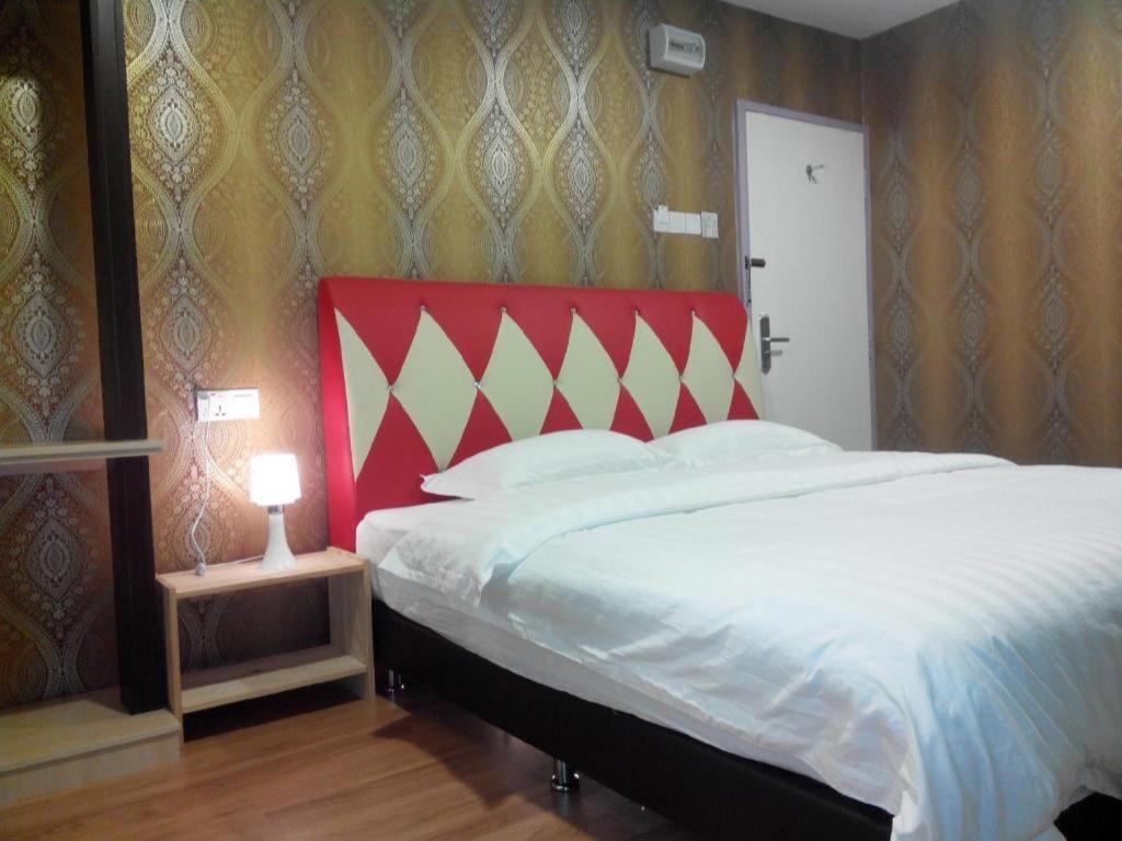 Hotel Zamburger Enstek Sepang Buitenkant foto