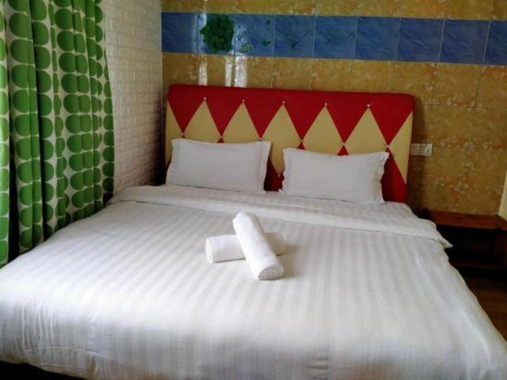 Hotel Zamburger Enstek Sepang Buitenkant foto
